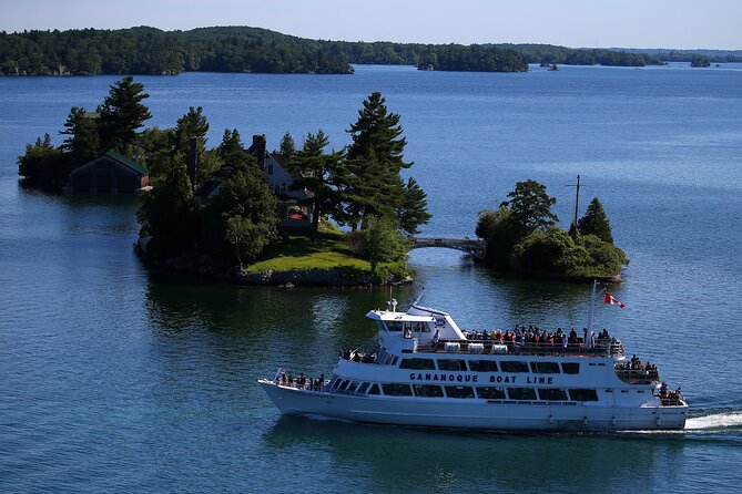1-Hour 1000 Islands Cruise from Gananoque - Half Moon Bay, Leek Island, and the view from the boat