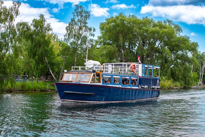 1-Hour Toronto Harbour Tour with Live Narration - The CN Tower And Rogers Centre From The Water