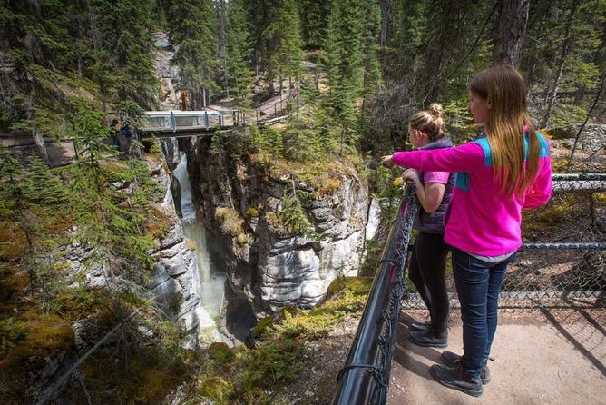 4-Day Rockies Explorer Tour Pkg: Banff, Columbia Icefield, Yoho - The guide service and group format