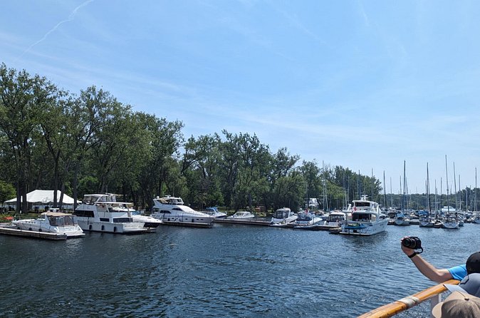 60-Minute Toronto Sightseeing Harbour Tour - Toronto Islands and Gibraltar Point Lighthouse