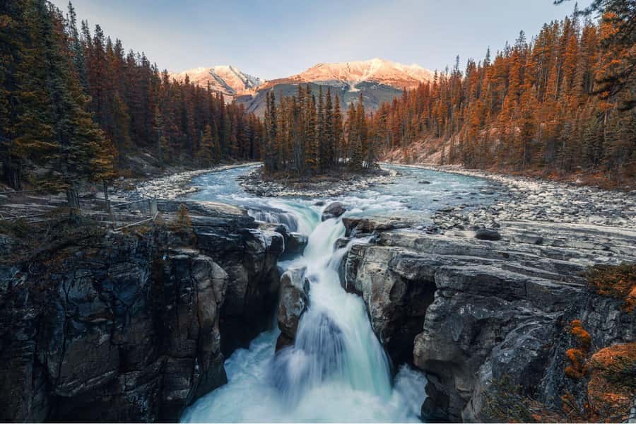 Abraham IceBubble/Sunwapta Falls, Snowshoeing Bow & Peyto - Bow Lake and the first real photo stop