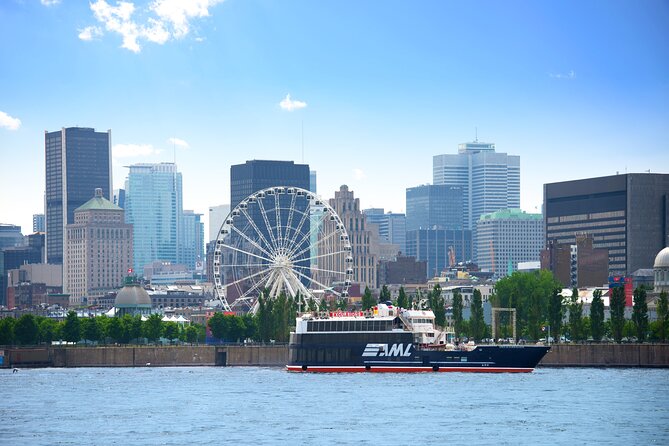 AURA experience at Notre-Dame Basilica and guided cruise - The gap between the boat and Notre-Dame Basilica