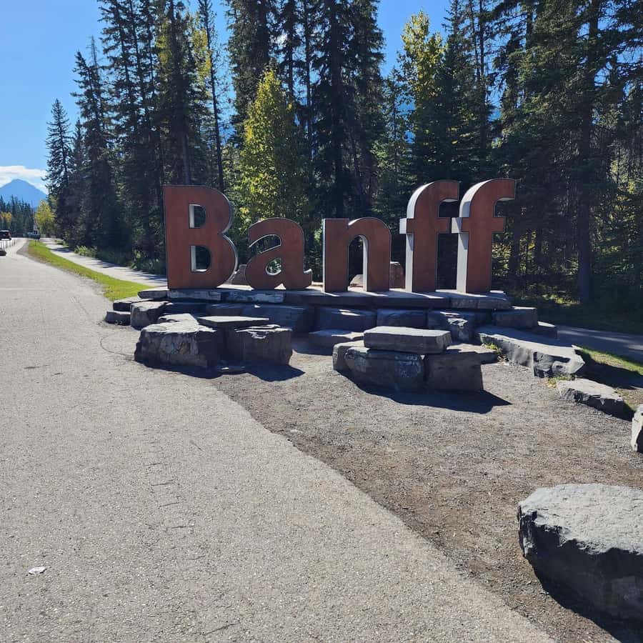 Banff: Gondola, Hot Springs, Bow falls & Three Lakes Tour - One hour to eat and browse on Banff Avenue