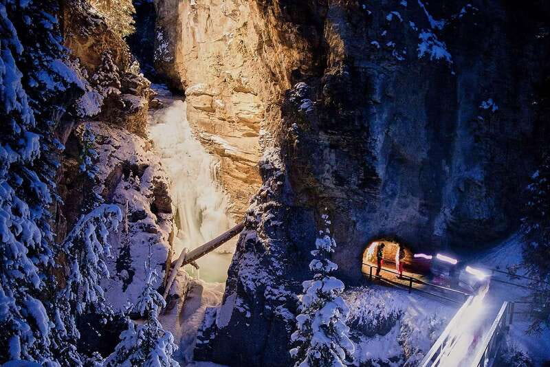 Banff: Johnston Canyon Evening Icewalk - Why Johnston Canyon works so well at night