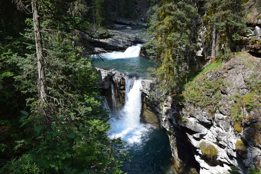 Banff: Lake Louise,Lake Minnewanka,Emerald Lake & Banff Town - Banff town is your chance to choose your own ending