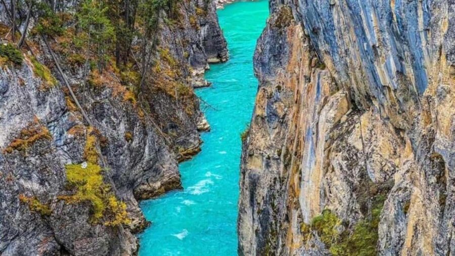 Banff: Lake Louise, Moraine, Emerald & Johnston Canyon Tour - One long day through Banff National Park