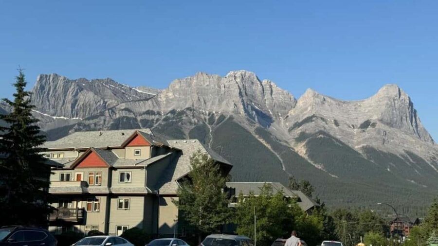 Banff: Lake Louise, Moraine, Emerald & Johnston Canyon Tour - The Lake Louise Ski Resort break and Banff lunch