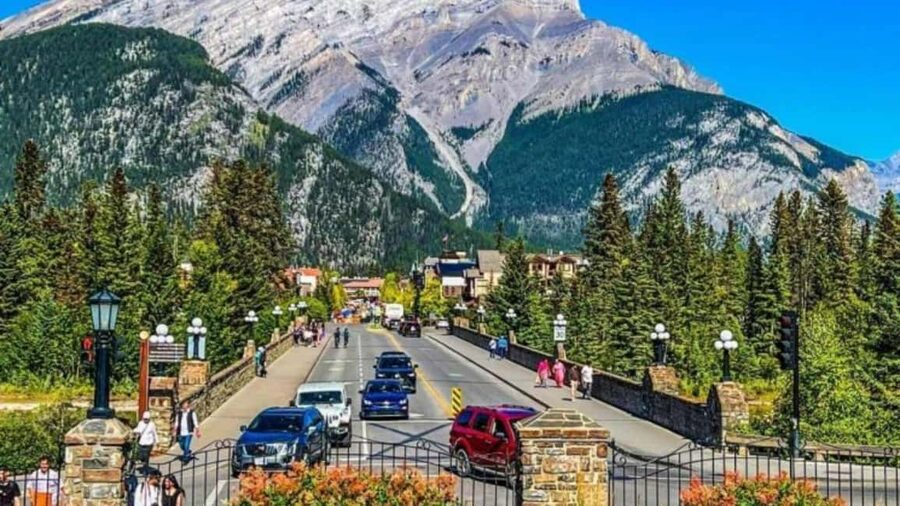 Banff: Lake Louise, Moraine, Emerald & Johnston Canyon Tour - Emerald Lake adds a change of scenery