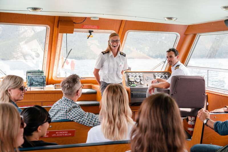 Banff: Lake Minnewanka Cruise - Boarding the boat and settling in