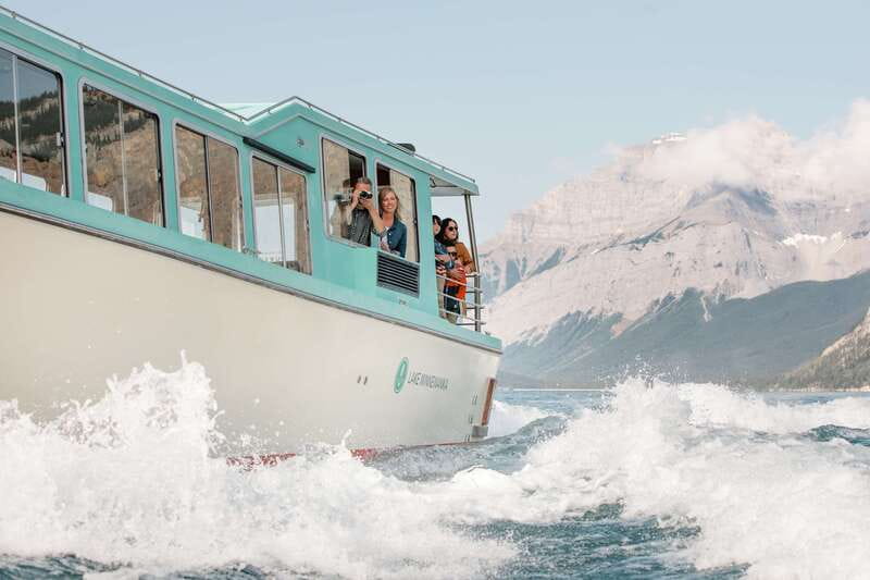 Banff: Lake Minnewanka Cruise - Arriving from Banff and finding the dock