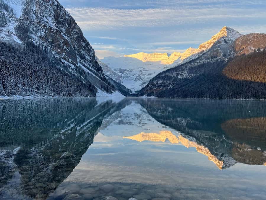 Banff: Louise & Moraine Lake or Johnston Canyon 1/2 Day Tour - Moraine Lake: the summer highlight