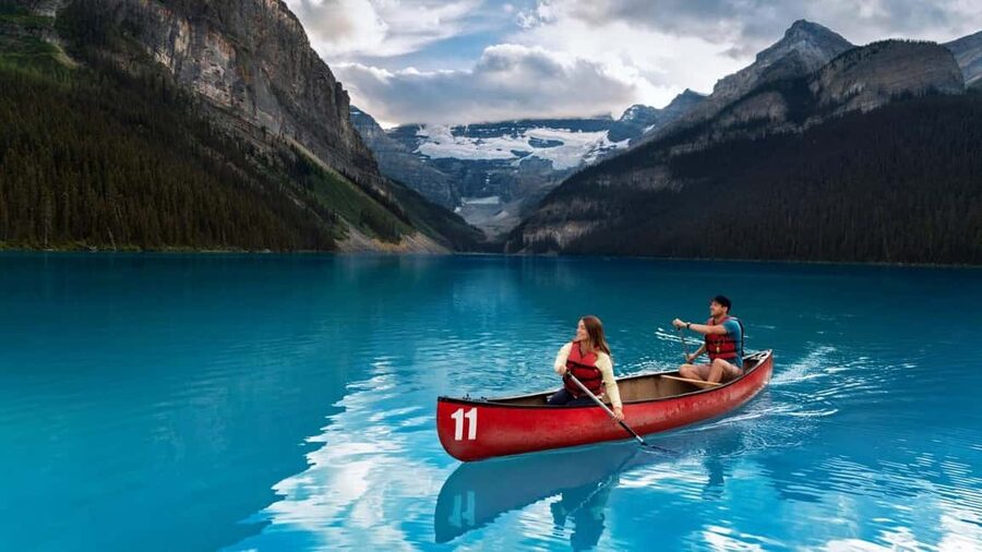 Banff. Moraine, Lake Louise ,Emerald & Johnston Canyon tour - Lake Louise gives you one hour of classic scenery