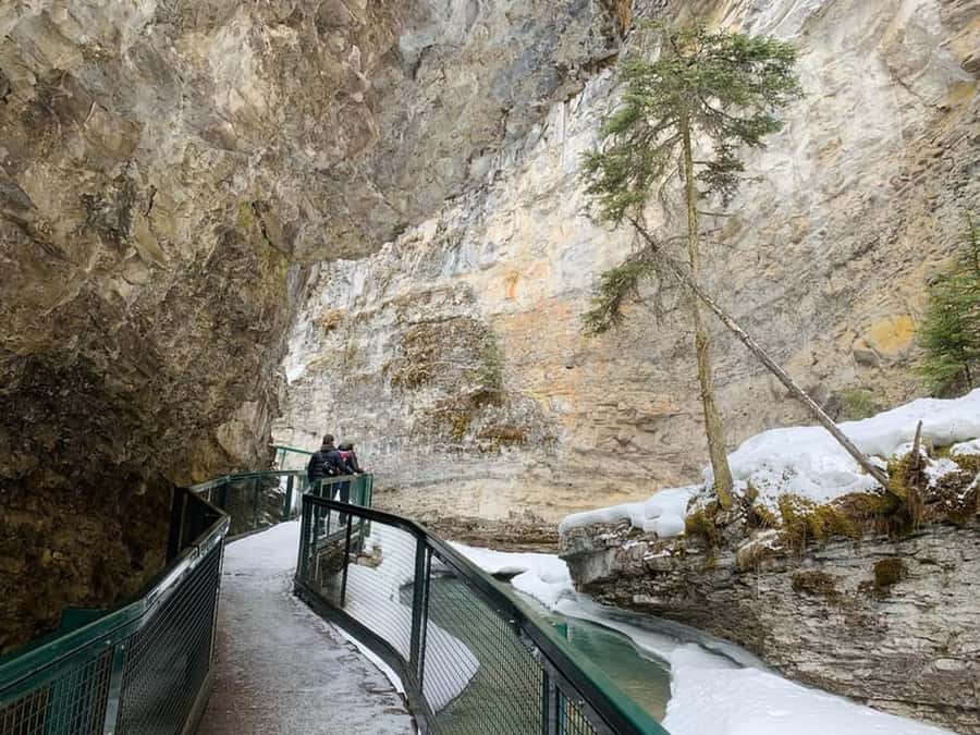 Banff town,Lake Louise, Moraine, Emerald & Johnston Canyon - Why this full-day route works