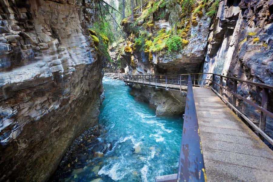 Banff town,Lake Louise, Moraine, Emerald & Johnston Canyon - Moraine Lake from June to mid-October