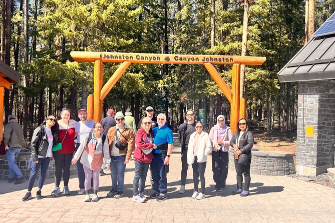 Banff Town ,Lake Louise, Moraine , Emerald & Johnston Canyon Tour - Lake Louise combines lunch and the famous lake view