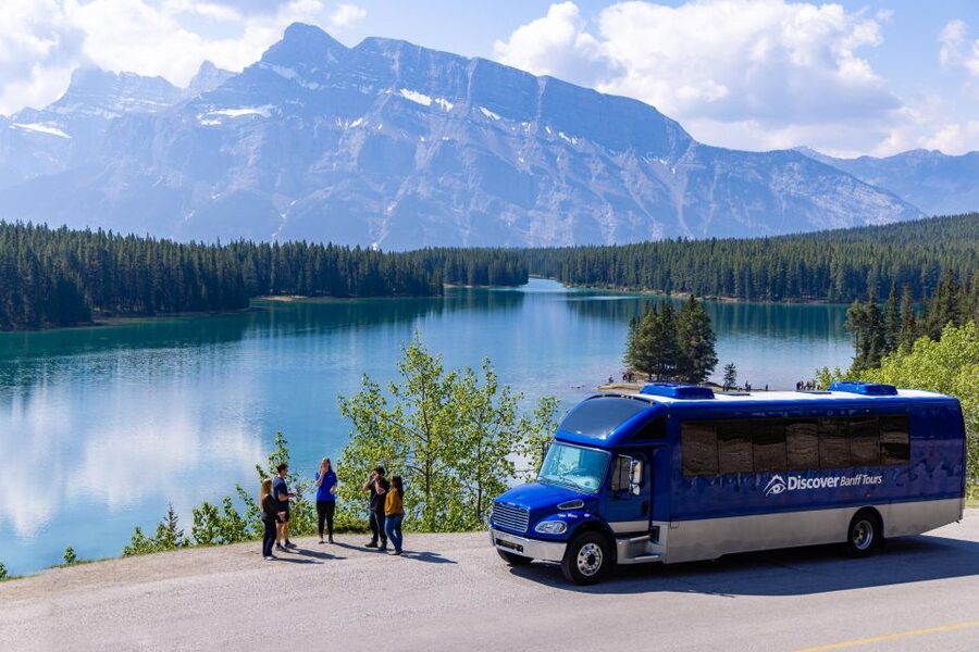 Banff: Wildlife and Sightseeing Minibus Tour - Lake Minnewanka and the maple cookie break