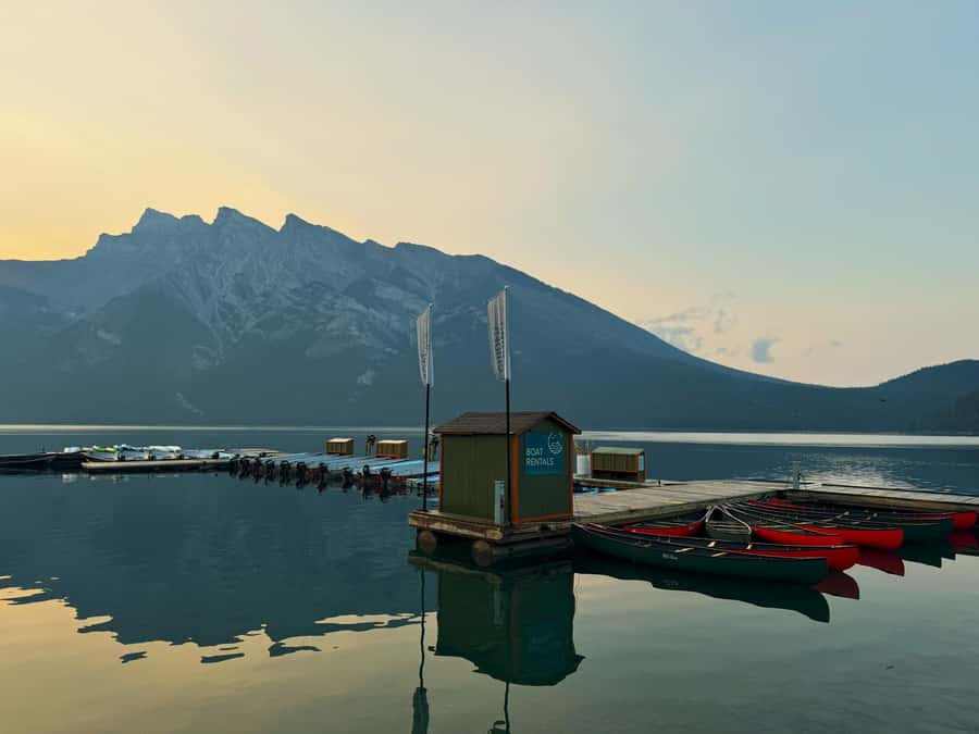 Calgary/Banff: Lake Louise, Minewanka & Johnston Canyon Trip - The guides can make the shuttle day better