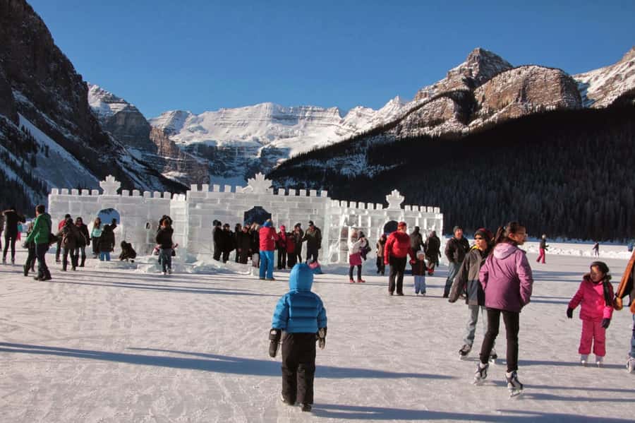 Calgary/Banff: Lake Louise, Minewanka & Johnston Canyon Trip - Lake Louise: turquoise water and limited time