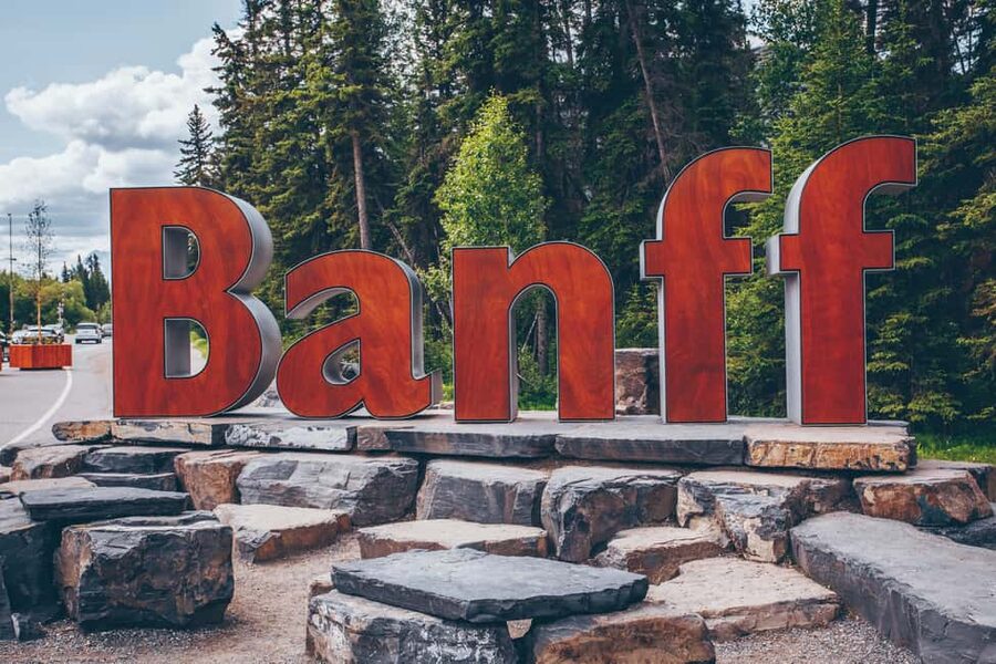 Calgary: Banff Top Lakes Tour with Banff Town Visit - Lake Louise sets the tone