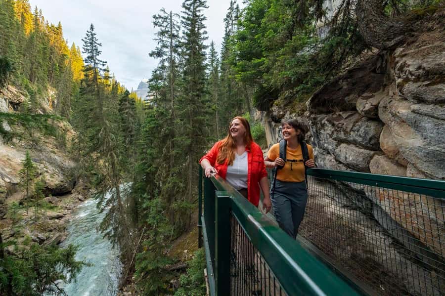 Calgary: Lake Louise, Emerald Lake, and Johnston Canyon Tour - Key points at a glance