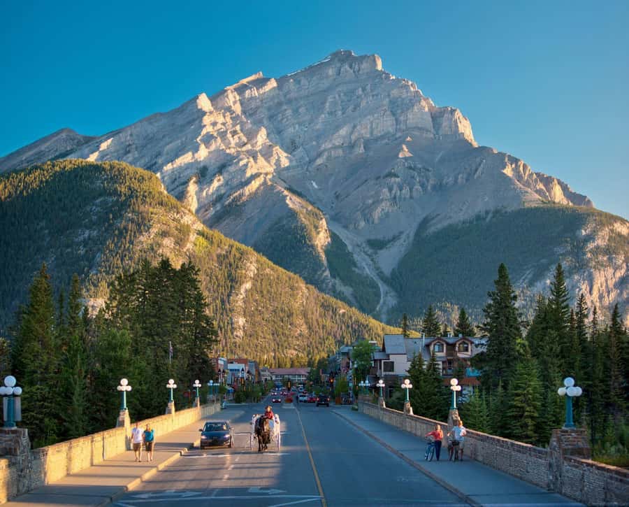Calgary: Lake Louise, Emerald Lake, and Johnston Canyon Tour - What to pack and how to prepare