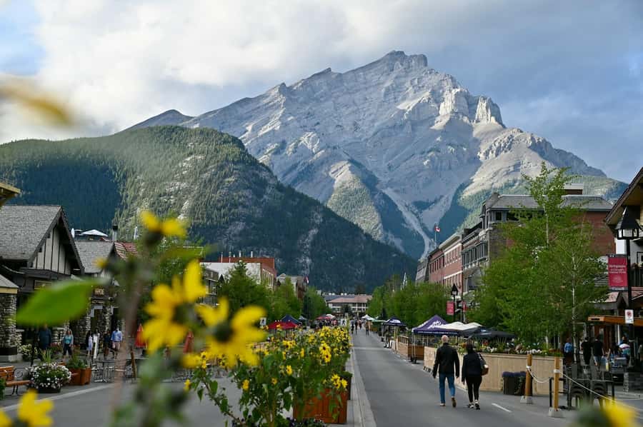 Calgary: Lake Louise, Emerald Lake, and Johnston Canyon Tour - Johnston Canyon, Lower Falls, and Upper Falls