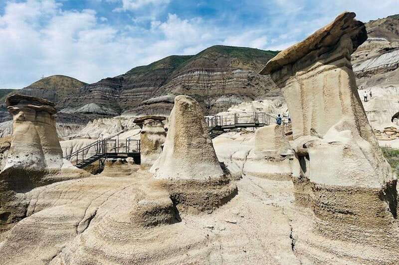 Day of Dinosaurs and Hoodoos From Calgary to the Badlands - Transport, timing, and group feel