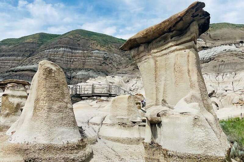 Day of Dinosaurs and Hoodoos From Calgary to the Badlands - Horseshoe Canyon: your first Badlands view