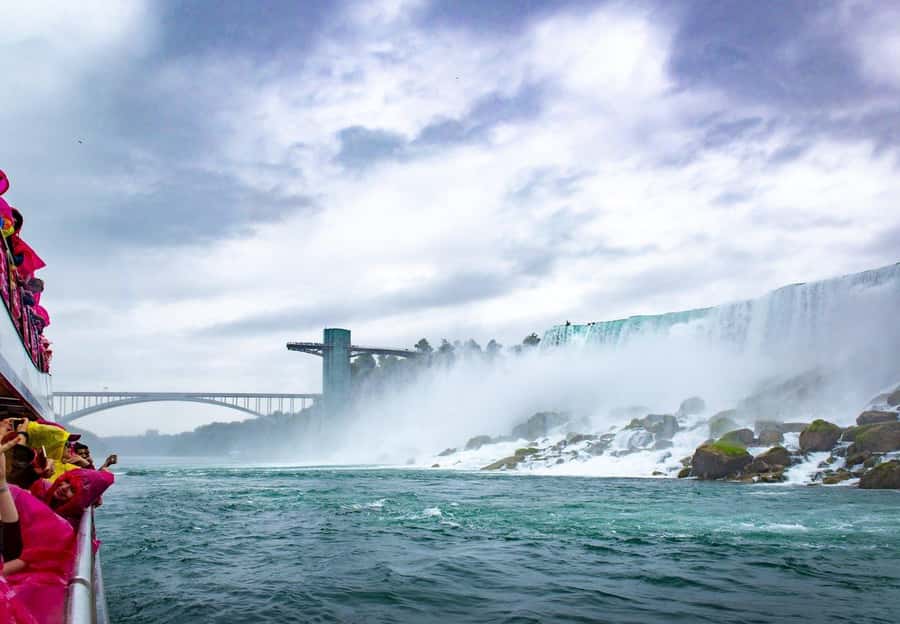 Day trip to Niagara from Toronto with Spanish speaking guide - The Niagara River drive and floral clock