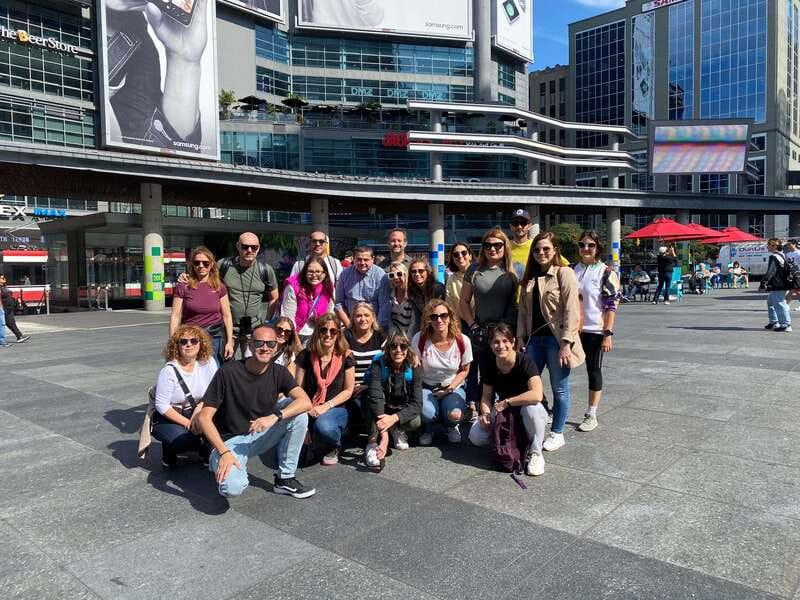 Downtown Toronto: Walking tour experience. English/Spanish - Key points at a glance