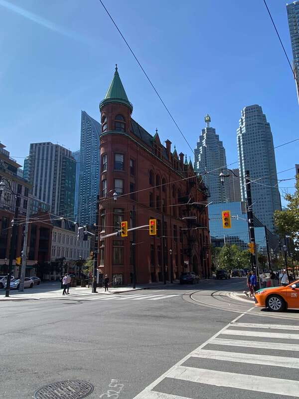 Downtown Toronto: Walking tour experience. English/Spanish - What this Toronto tour is really trying to show you