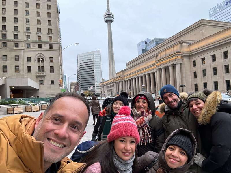 Downtown Toronto: Walking tour experience. English/Spanish - Reading the walls in Graffiti Alley