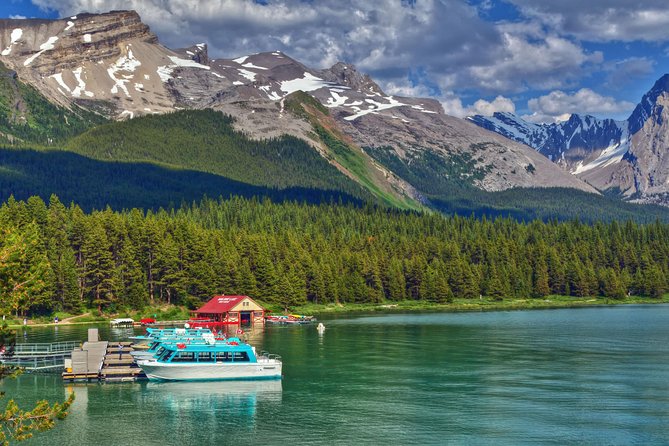 Explore Jasper Tour with Maligne Lake Cruise - Starting in Jasper and crossing the Athabasca River