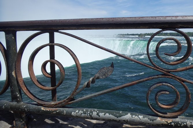 Fall for Niagara Tour - Three hours beside the Canadian falls