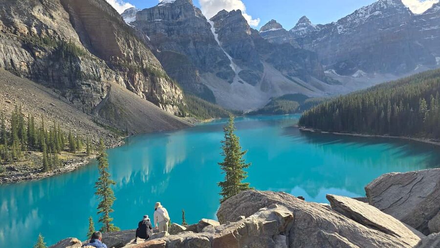 From Calgary/Banff: Moraine Lake & Lake Louise Half-Day Tour - Guides make the difference