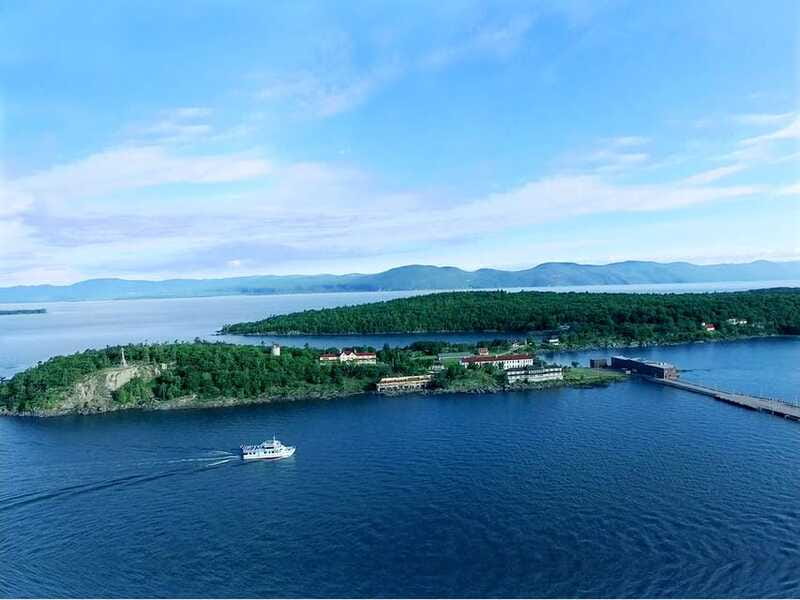 Grosse-Île: Irish Immigrant Memorial Cruise & Tour - The St. Lawrence Cruise Sets the Tone