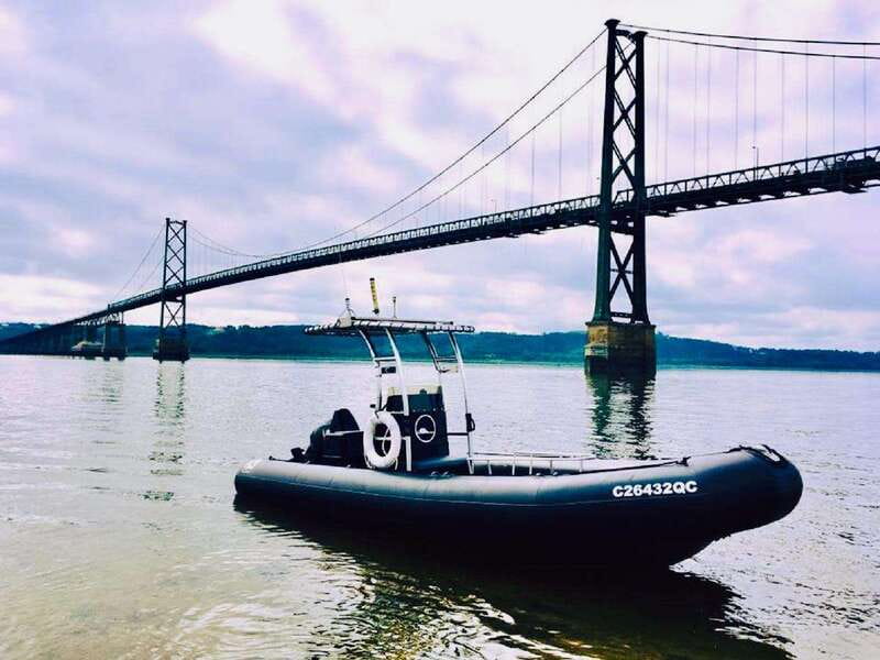 Guided cruise to discover Orleans Island and Quebec City - A small boat and a closer view