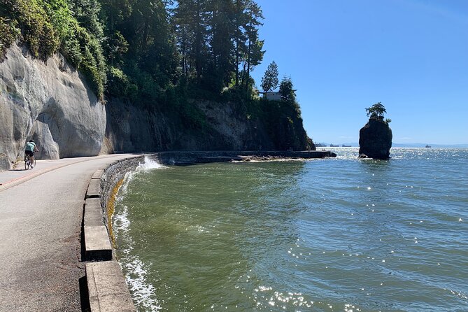 Half-day Hike and Bike Tour in Vancouver - Lighthouse Park: six kilometers among old coastal trees