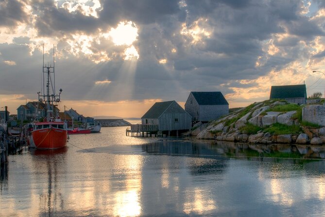 Half Day Small Group Tour in Peggy's Cove and Titanic Cemetery - Peggy’s Cove and its famous lighthouse