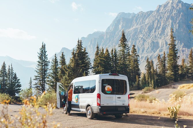 Icefields Parkway Experience - Bow Lake: a strong first major stop