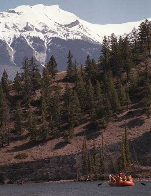 Jasper: Jasper National Park Easy 2-Hour Rafting Trip - What the 25-foot oar raft feels like