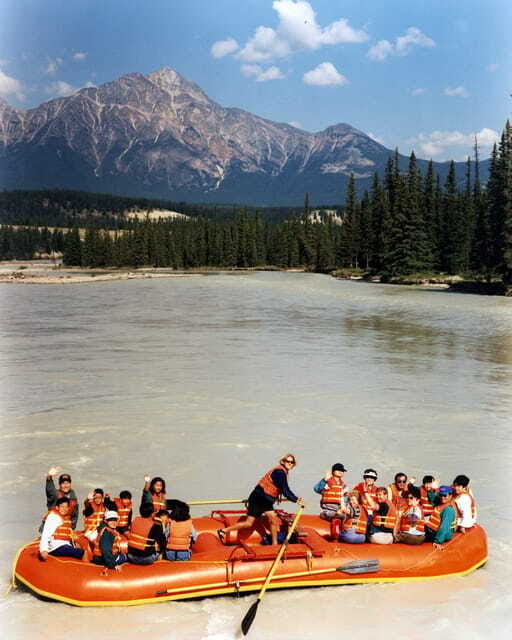 Jasper: Jasper National Park Easy 2-Hour Rafting Trip - The guides supply the humor and the local detail