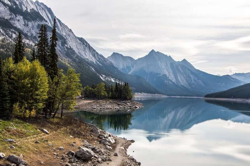 Jasper: Maligne Valley Wildlife & Spirit Island Cruise - Maligne Lake and the cruise to Spirit Island
