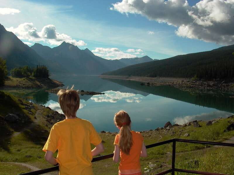 Jasper: Maligne Valley Wildlife & Spirit Island Cruise - The guide can make or break the bus portion
