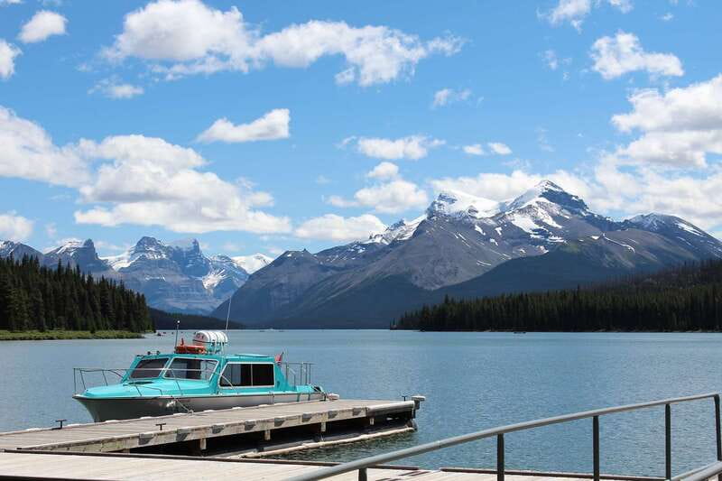 Jasper: Maligne Valley Wildlife & Spirit Island Cruise - Hotel pickup and the ride toward Maligne Lake