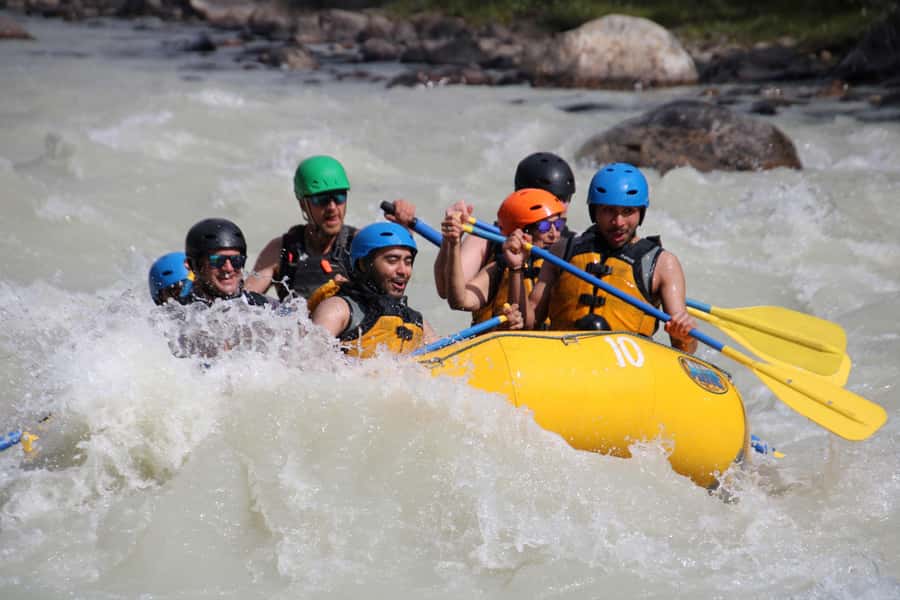 Jasper National Park: Sunwapta River White Water Rafting - Keeping your eyes on the mountains