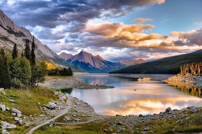 Jasper National Park Tour: Maligne Valley, Medicine Lake and Spirit Island - The guided walk option