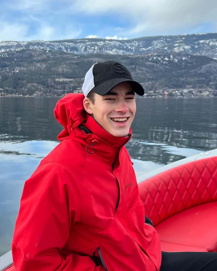 Kelowna: Private Boat Tour with Bluetooth Speaker - What to Bring and What Is Included