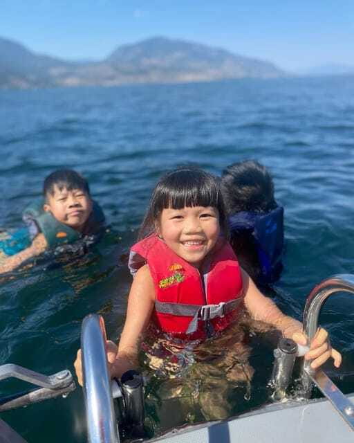 Kelowna: Private Boat Tour with Bluetooth Speaker - Letting the Family Take the Wheel