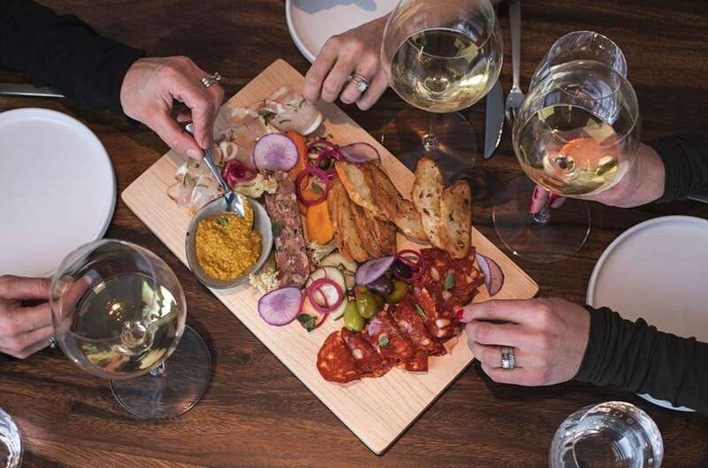 Kelowna: Sunset Sip Wine Tour - The guide can make or break the day